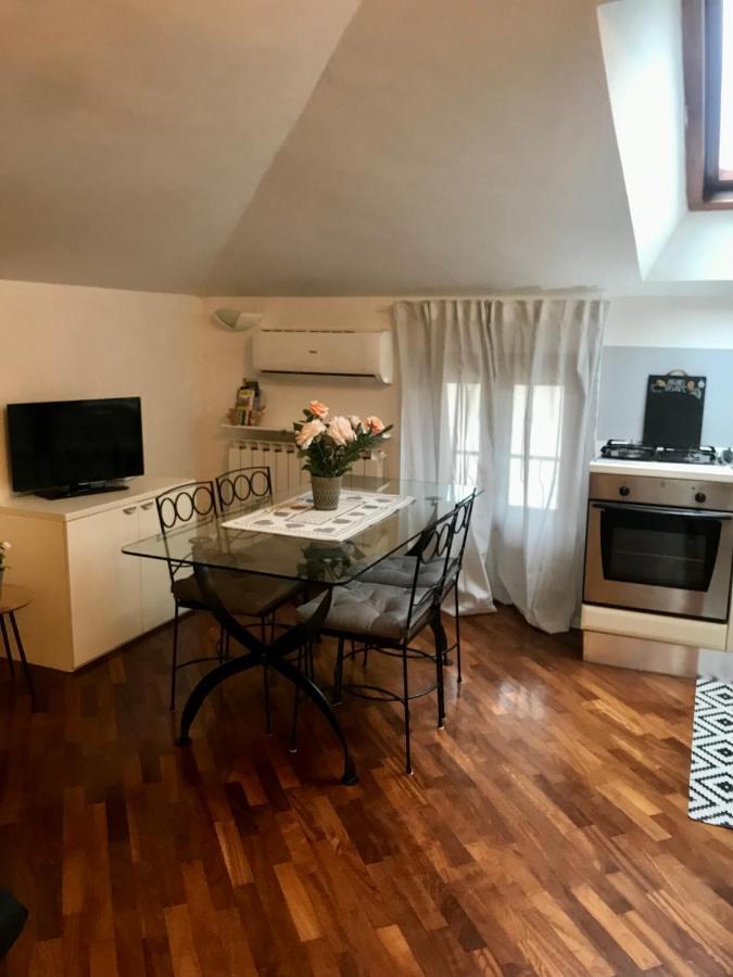 Antico Borgo Apartment เดเซนซาโนเดลการ์ดา ภายนอก รูปภาพ